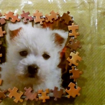 Puzzleteile als Rahmen für ein Wandbild