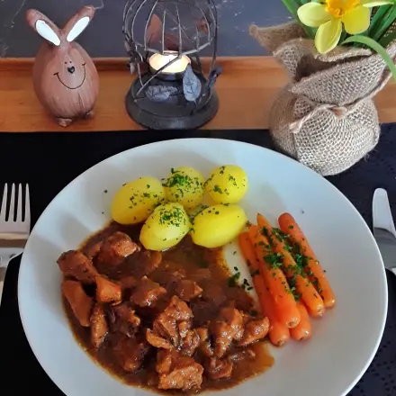 Schweinegulasch mit Champignons im Schnellkochtopf zubereitet