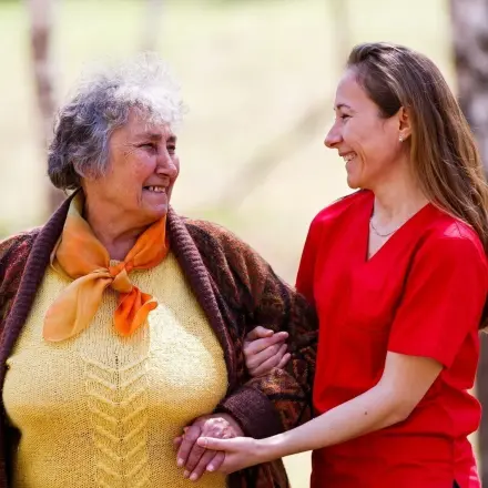 Ältere Menschen richtig einhängen und stützen