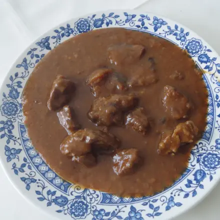 Saftgulasch im Schnellkochtopf zubereiten