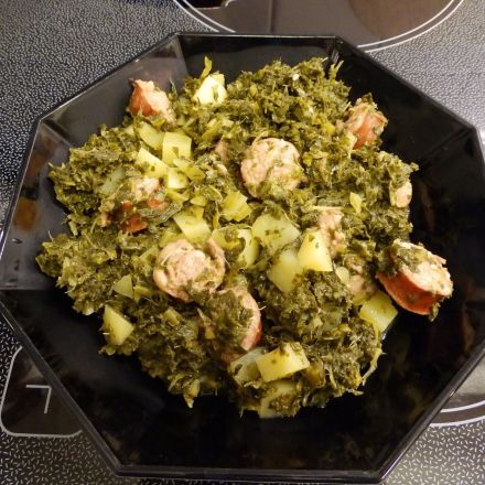 Grünkohl mit Mettwurst und Kartoffeln