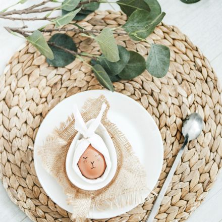 Tischdeko an Ostern: Servietten-Osterhase