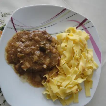 Pikante Rindsschnitzel im Schnellkochtopf zubereiten