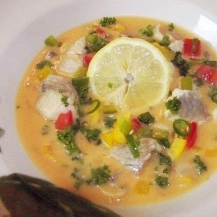 Fischsuppe mit Seelachs, Paprika, Tomaten & Champignons