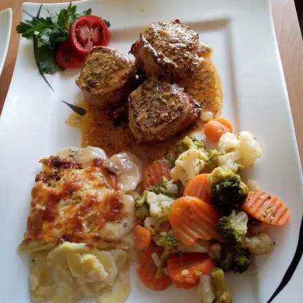 Filetscheiben vom Schwein im Speckmantel & Kartoffelgratin