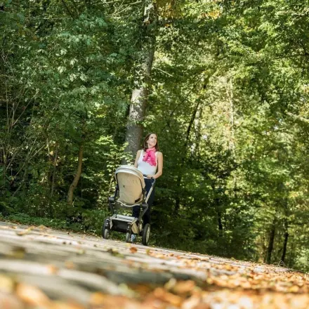 Kind im Kinderwagen mit Blickkontakt zu den Eltern