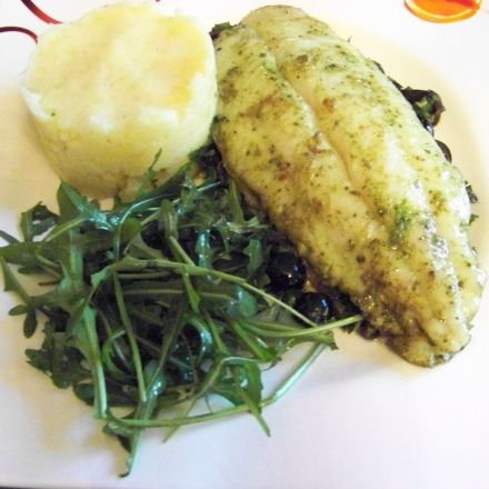 Fisch auf einem Olivenbett