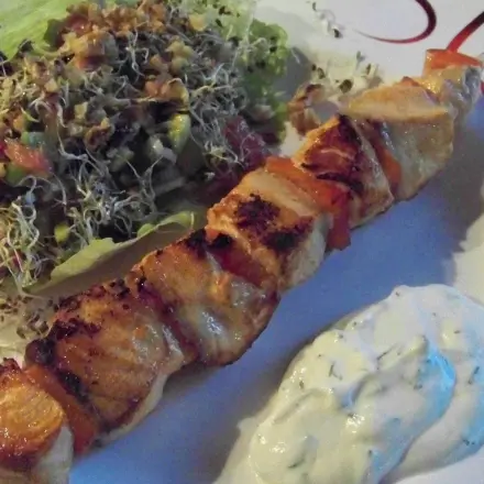 Lachsspieß an einem Grapefruit-Avocado-Salat