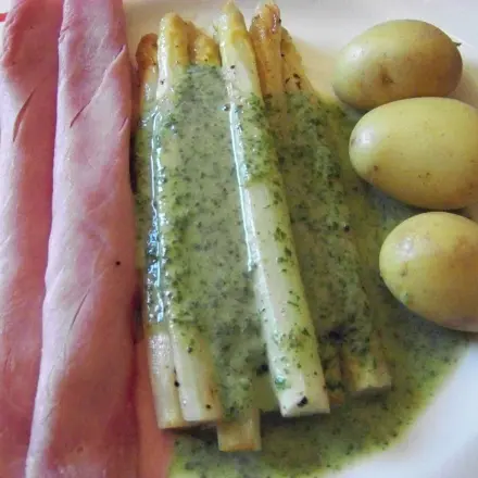 Ofenspargel mit einer Spargel-Kräutersoße