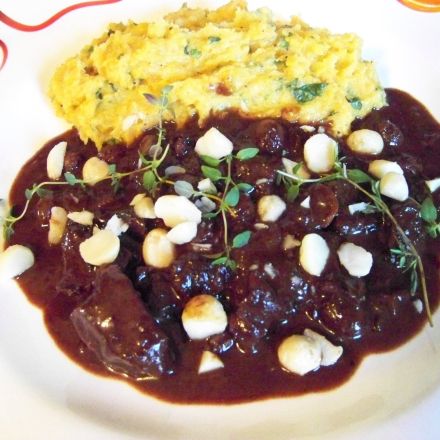 Wildschweingulasch mit Süßkartoffelstampf