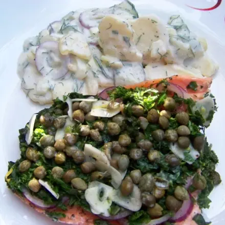 Lachsfilet mit Kräuterhaube auf dem Grill gegart