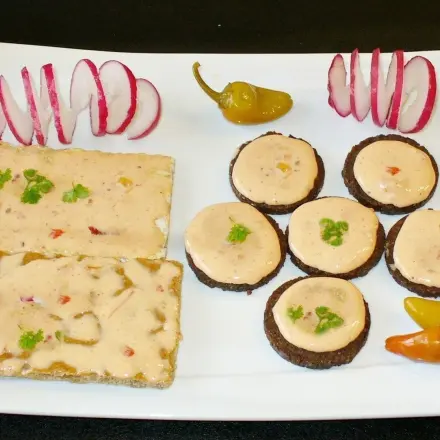 Feuriger Streichkäse nach Art des Hauses