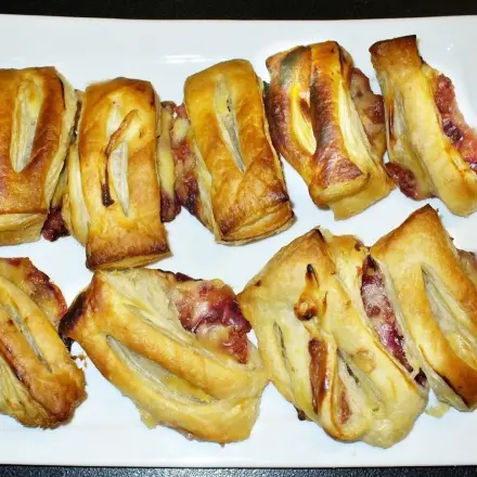 Blätterteigstrudel vor dem Backen portionieren