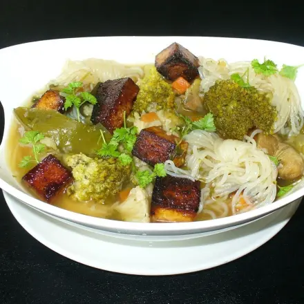 Vegetarische Gemüsesuppe mit knusprigem Räuchertofu und Konjaknudeln