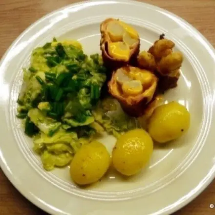 Spargel-Cordon-Bleu mit Butterkartoffeln und Salat
