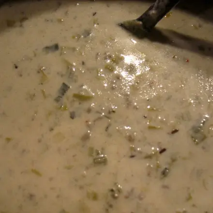 Porreesuppe mit Hackfleisch und Frischkäse