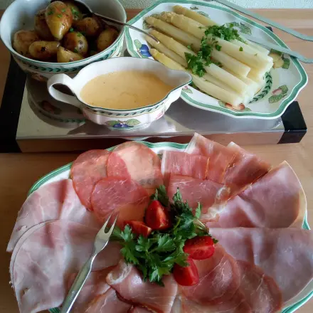 Klassisches Spargelgericht mit Beilagen