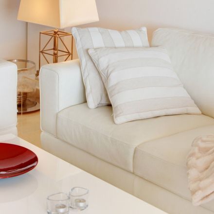 Kugelschreiberfleck von weißer Ledercouch entfernen