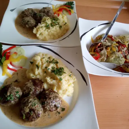 Pikante Minifrikadellen in Dijon-Senfsoße