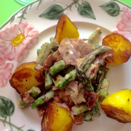 Gebratener grüner Spargel mit Creme Fraiche und Schinkenstreifen