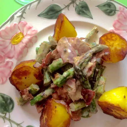 Gebratener grüner Spargel mit Creme Fraiche und Schinkenstreifen