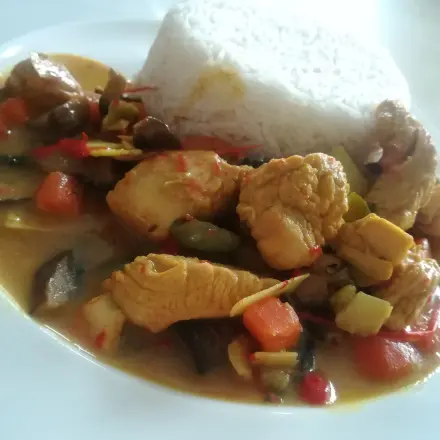 Hähnchen-Curry mit Kokosmilch
