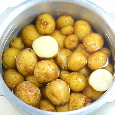 Garen von Kartoffeln im Schnellkochtopf