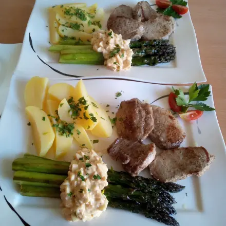 Grüner Spargel, Bozener Soße und Schweinefilets
