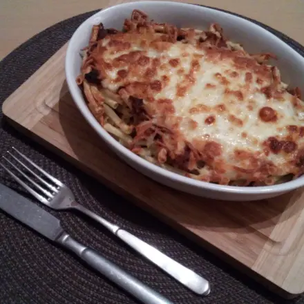 Überbackene Mini-Maccaroni mit würziger Hackfleischsoße