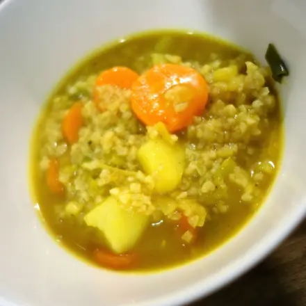 Vegetarischer Bulgur-Eintopf mit Karotten und Kartoffeln