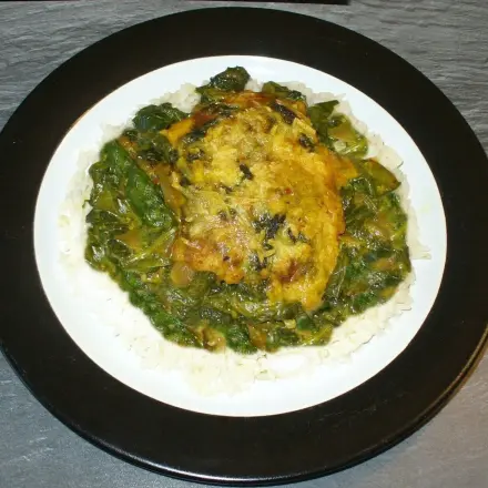 Überbackenes Kabeljaufilet mit Spinat auf indische Art