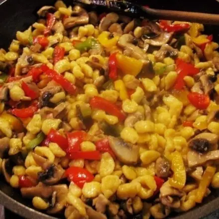 Bunte Knöpfle-Pfanne mit Schweinegeschnetzeltem