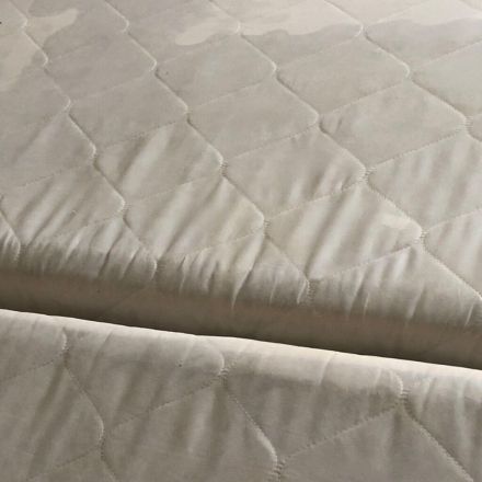 Urinflecken aus Matratze entfernen