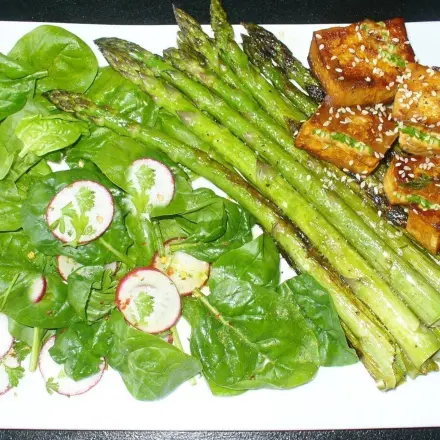 Spinatsalat mit Spargel und gefüllten Tofuwürfeln