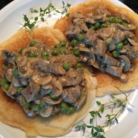 Blini mit einem Ragout aus Pilzen und Rinderfilet