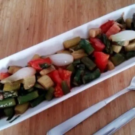 Lauwarmer Spargel-Rhabarber-Salat