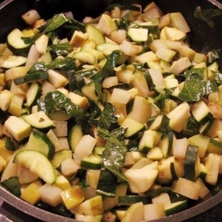 Gemüsepfanne mit Kohlrabi, Zucchini und Apfel