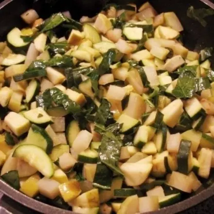 Gemüsepfanne mit Kohlrabi, Zucchini und Apfel