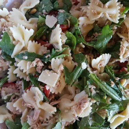 Nudelsalat mit Thunfisch und Rucola