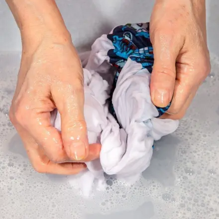 Bügelfreie T-Shirts oder Hemden von Hand waschen
