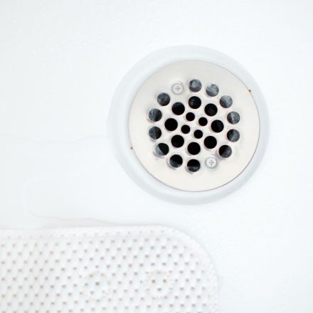 Haare aus dem Ablaufsieb der Badewanne oder Dusche ruckzuck entfernen