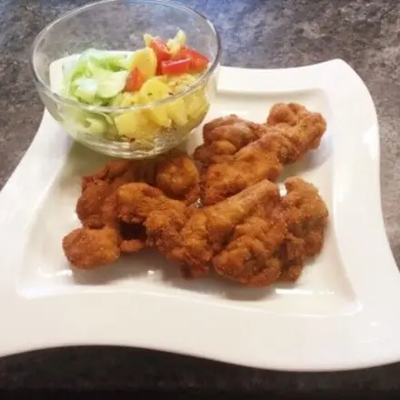 Ausgelöste Hühnerkeulen paniert und frittiert