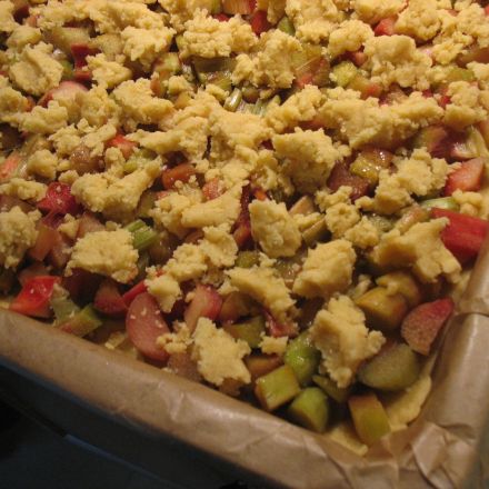 Rhabarberblechkuchen mit Streuseln