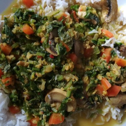 Veganes Reisgericht mit Stielmus und roten Linsen