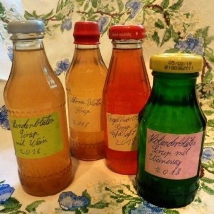 Sirup aus Blüten und Kräutern