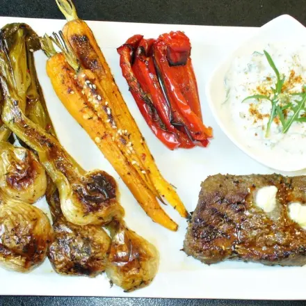 Geschmorte scharfe Frühlingszwiebeln (Cebollitas) zum Steak