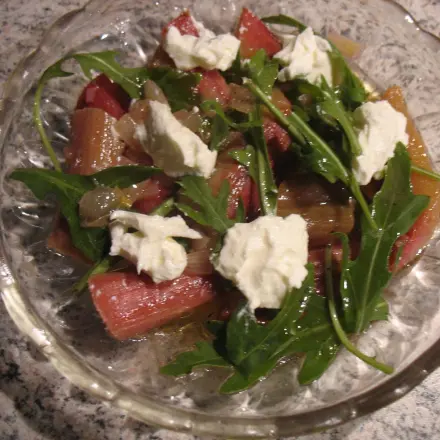 Rhabarber-Rucola-Salat mit Frischkäse