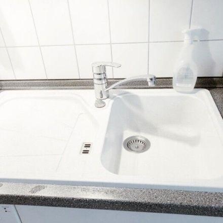 Weiße Granitspüle reinigen