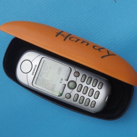 SOS-Handy auf dem Fußboden