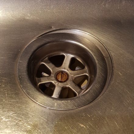 Abfluss mit Geschirrspültab freimachen